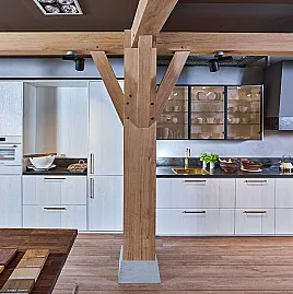 Witte eiken keuken in landelijke stijl met goudkleurige details