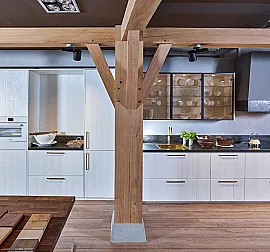 Witte eiken keuken in landelijke stijl met goudkleurige details