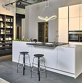 Moderne Inselküche mit Granit Arbeitsplatte und offenem Einbauschrank (Koje 63 KL)