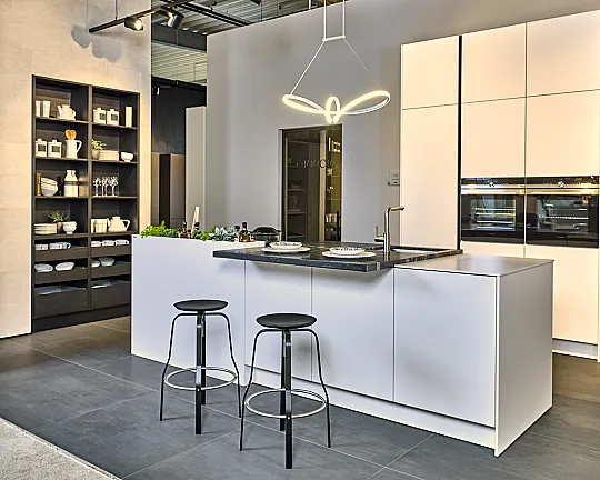 Koje 63 KL: Moderne Inselküche mit Granit Arbeitsplatte und offenem Einbauschrank - Urban SC45 und S2-SLS SimiLaque lotusweiß samtmatt