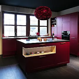 Landhausküche in Sonderfarbe und mit Granitplatte