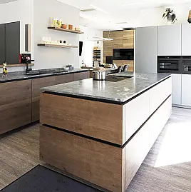 Kochinsel mit Wandverbau und Hochschrank-Zeile