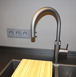 In schwarz mit Pro3 und Cube *All in One* Kochendwasser, gekühltes sprudelndes oder stilles Wasser und Cube-Filter