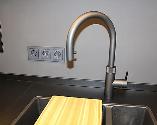 In schwarz mit Pro3 und Cube *All in One* Kochendwasser, gekühltes sprudelndes oder stilles Wasser und Cube-Filter - Flex