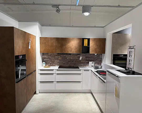 Musterküche Cortenstahl Lack und Arcticweiß Hochglanz Lack - Nova Lack + Ferro