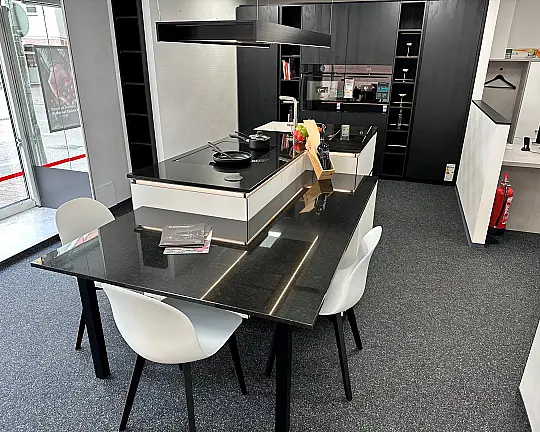 Moderne Musterküche mit Granit  Nochmals im Preis gesenkt von 23,350,00 auf 17.325,00 - Y-Line
