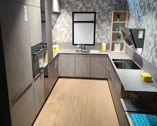 Betonoptik Küche in Grau matt U-Form moderne Einbauküche mit Griffleisten und Miele E-Geräten modern ausgestattet - 566 Stone Art Basalt Taupegrau NB