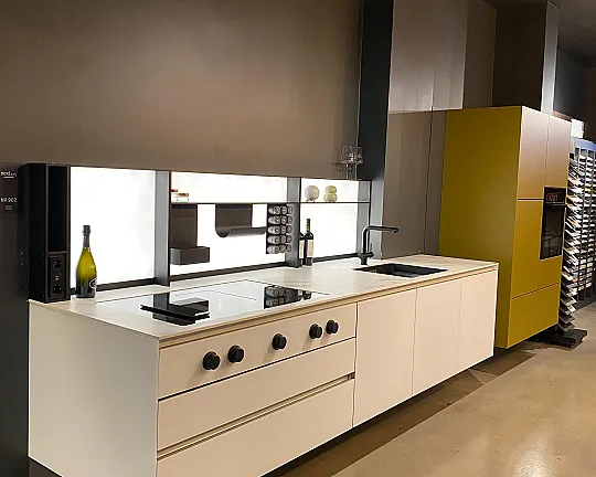 Hochwertige moderne Küche wandhängend mit einer Hochschrankzeile als Farbakzent - next125 - NX 902