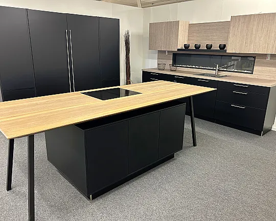 modernes Disign mit Pocket Door uns Kochinsel mit Massivholz - Schwarz Mattlack