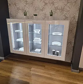 Moderner Vitrinenschrank für eine harmonische Wohnraumausstattung