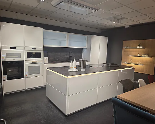 Kristallweiße Küche Hochglänzend, grifflos mit Arbeitspall aus Keramik inkl. 2 Dampf-Backofen, Backofen, Kaffeeautomat - AV4030-GL Kristallweiß Hochglänzend