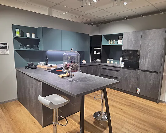 Moderne Küche mit praktischer Sitzmöglichkeit in interessantem Spachtelbeton-Style mit Vakuumiergerät von BORA - Comet Spachtelbeton graphit