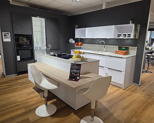 Charmante Küche in Polarweiß mit Arbeitsplatte in Taj Mahal Extra, mit Sitzmöglichkeit, Backofen, Mikrowelle - Top Soft Polarweiß