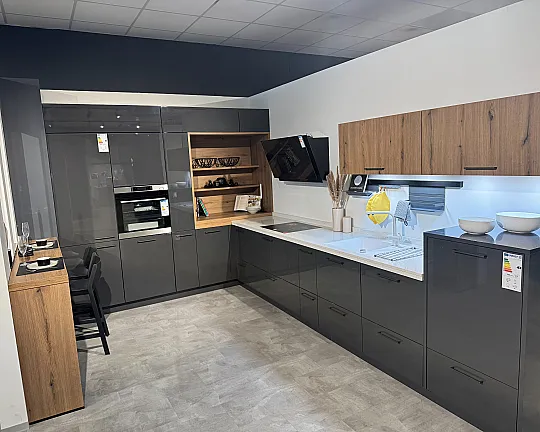 eine L-Küche in Hochglanz - Lux