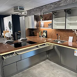 eine T-Küche mit Edelstahlfronten