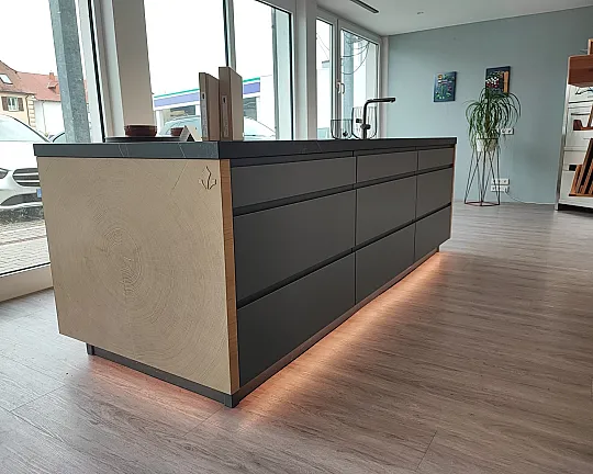 "Del Curto Woodmark Kitchen" Außergewöhnliche Kücheninsel mit Hirnholz Wangen - Schreinerküche "Del Curto"