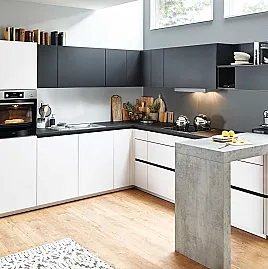 Grifflose L-Küche mit Fronten in Weiß matt und Schwarz softmatt Farbkombination, mit Thekeelement