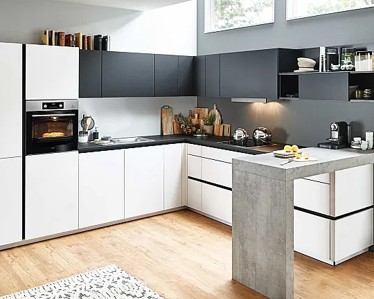 Grifflose L-Küche mit Fronten in Weiß matt und Schwarz softmatt Farbkombination, mit Thekeelement - Feel / Plus