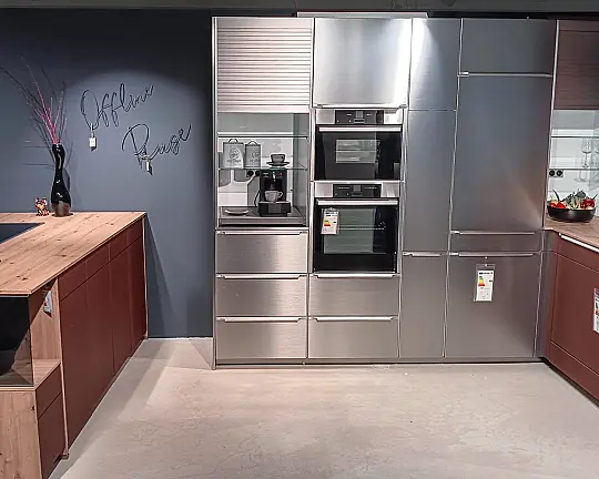 L-Küche mit Insel im angesagten Industrie Design - Ausstellungsküche, Modell Inox 808,