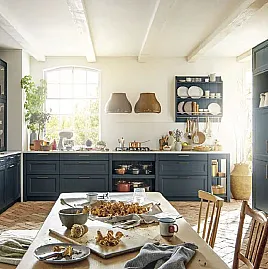 Erstaunliche Landhaus-Küche mit Fronten in Esche Tiefblau satin,Pore