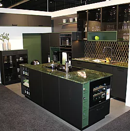 Ausstellungsküche: Inselküche in Onyxschwarz mit Natursteinplatte inklusive Elektrogeräten von Miele, Bora und Smeg
