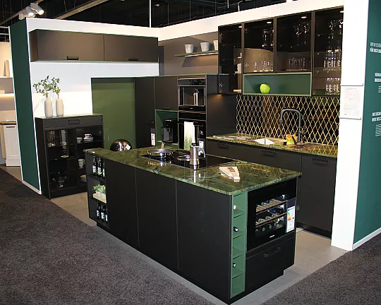 Ausstellungsküche: Inselküche in Onyxschwarz mit Natursteinplatte inklusive Elektrogeräten von Miele, Bora und Smeg - Fino matt