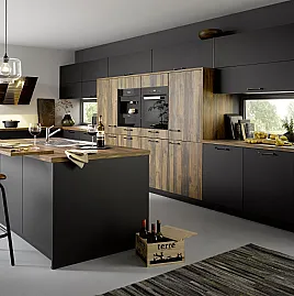 Moderne Inselküche in Lack matt und Holz Farbkombination