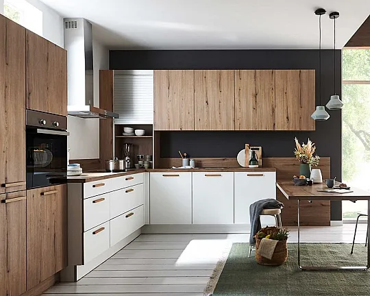 L-Küche mit geräumiger Essbereich und mit Fronten in Farbkombination - Flair / Manhattan