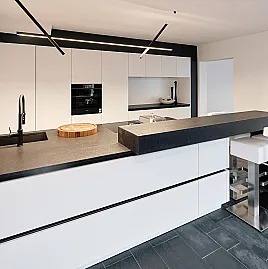 Schreinerküche Lack Matt Farbe Weiß incl. Naturstein-Arbeitsplatte