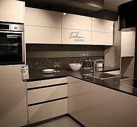 T-Küche in Weiß mit Steinarbeitsplatte