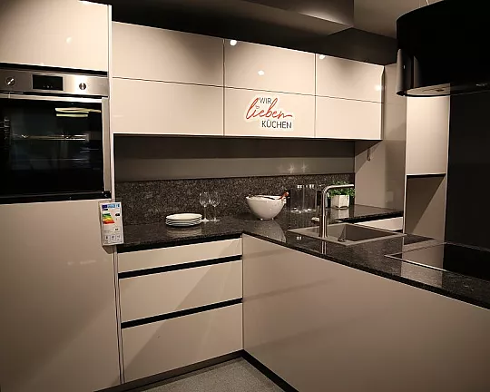 T-Küche in Weiß mit Steinarbeitsplatte - Flash