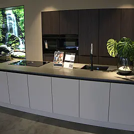 Black burned und Sandbeige seidenmatt mit Quarzkomposit Arbeitsplatte
