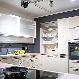 Häcker concept130 Landhausküche in Crema-Magnolie mit Halbinsel – AEG-Geräte inkl. Deckenlüfter, Weinkühler & Kaffeevollautomat | Ausstellungsküche