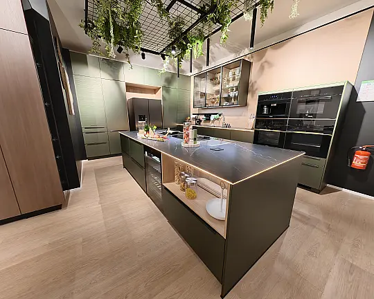 Häcker Designküche Olivgrün metallic & Eiche mit Kochinsel, Keramik, Quooker & Miele - AV 5015 Olivgrün metallic Polymerglas / Korpus Feineiche-natur