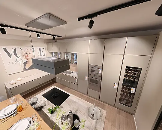 Exklusive Designküche mit Naturstein, Massivholz-Bar und Miele Premium-Geräten - AV 6000 GL Umbra Natur mit Naturstein & Miele Design-Line