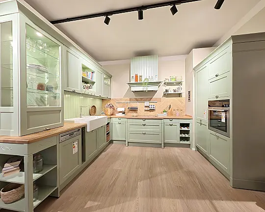 Romantische Landhausküche Bristol in Pastellgrün mit Massivholz-Asteiche, Spülstein & Miele - Bristol Esche-pastellgrün, Echtholz lackiert / Korpus Titan