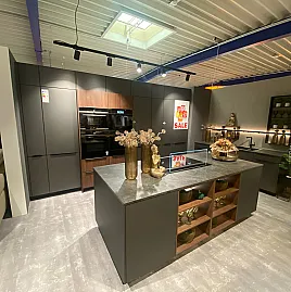 Moderne Inselküche mit Keramikarbeitsplatten