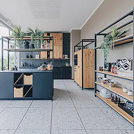 Spannende Küche mit toller Kombination aus edlem Schwarz und warmer Holz-Optik