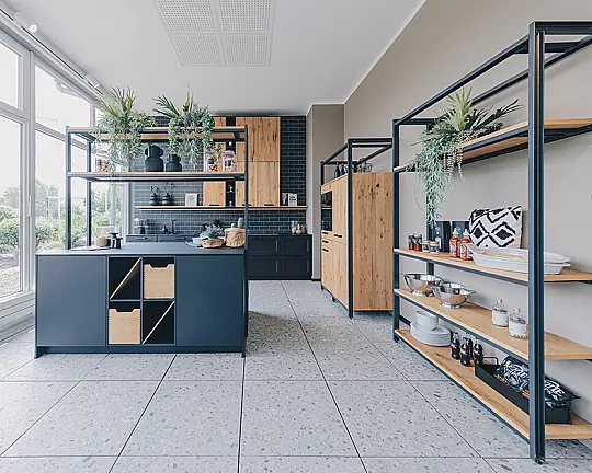 Spannende Küche mit toller Kombination aus edlem Schwarz und warmer Holz-Optik - Balkeneiche + Schwarz seidenmatt