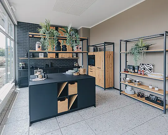 Spannende Küche mit toller Kombination aus edlem Schwarz und warmer Holz-Optik - Balkeneiche + Schwarz seidenmatt