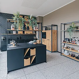 Spannende Küche mit toller Kombination aus edlem Schwarz und warmer Holz-Optik