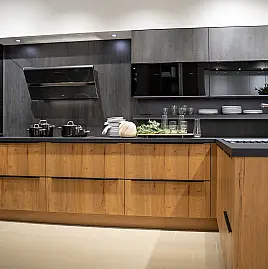 Häcker systemat Küche Alteiche natur & Stahl Schwarz mit Theke – Miele-Ausstattung, 75 cm Kühl-Gefrierkombi, elektrischer Rollladenschrank | Ausstellungsküche