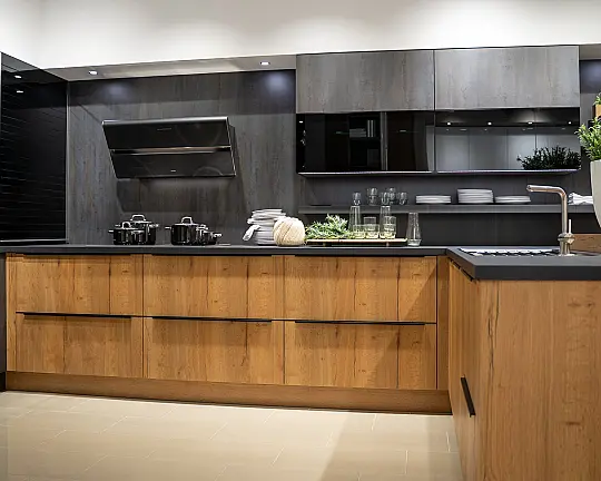Häcker systemat Küche Alteiche natur & Stahl Schwarz mit Theke – Miele-Ausstattung, 75 cm Kühl-Gefrierkombi, elektrischer Rollladenschrank | Ausstellungsküche - AV1075 Alteiche-natur
