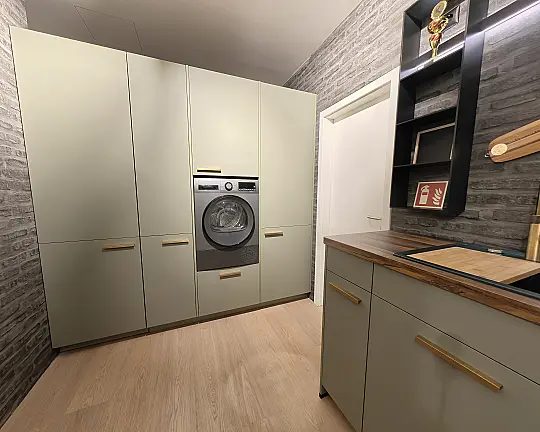 nobilia Hauswirtschaftsraum Olive matt mit Garderobe, Wäschetrockner, Quooker & Durchgangstür - Senso Olive Premium Matt – Hauswirtschaftsraum Premium Edition
