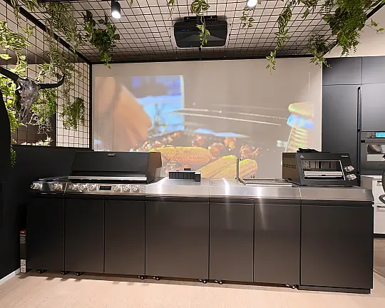 Miele Dreams Outdoorküche mit Gasgrill Fire Pro, 900 °C Oberhitzegrill, Spüle & Kühlschrank - Miele Outdoor Kitchen Premium – Fire Pro & Dreams Edition