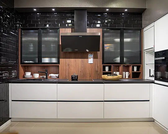 Häcker concept130 grifflose Küche in Kristallweiß – L-Form mit Riffelglas-Vitrinen, Miele & AEG Induktion | Ausstellungsküche - perfect soft in Kristallweiß