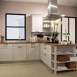 Häcker concept130 Landhausküche Ravenna in satin mit Kochhalbinsel – Glasschränke mit Sprossen, AEG & Miele | Ausstellungsküche
