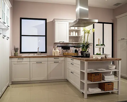 Häcker concept130 Landhausküche Ravenna in satin mit Kochhalbinsel – Glasschränke mit Sprossen, AEG & Miele | Ausstellungsküche - Ravenna satin