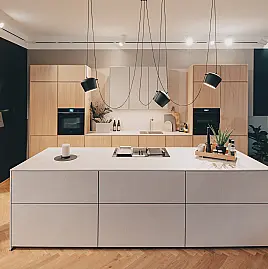 Ein Schmuckstück in heller Holz- und heller Keramik-Kombi mit Insel