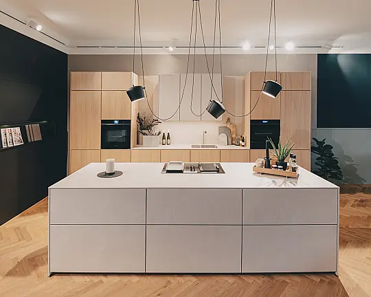 Ein Schmuckstück in heller Holz- und heller Keramik-Kombi mit Insel - Eiche elegant bianco hell + Ceramic bianco beige